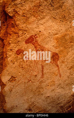 Libyen, Fezzan, Jebel Akakus. Gemalte Bilder an den Wänden der Uan Inehad (aka Infarden), einer der Wadi Teshuniat Stockfoto