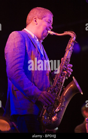 Andy Sheppard spielt Tenorsaxophon mit seiner Band in Brecon Jazz Festival 2010 Stockfoto