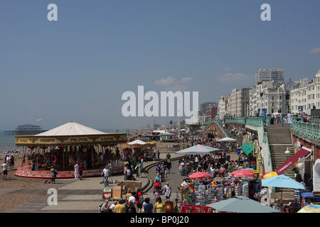 Bank Holiday Touristen und Einheimische genießen Sie einen wunderschönen Wetter am Strand von Brighton. Stockfoto