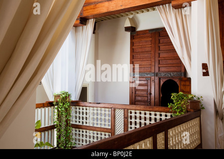 Innere des Riad Laaroussa in der alten Medina von Fes, Marokko Stockfoto