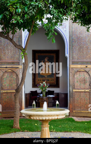 Innere des Riad Laaroussa in der alten Medina von Fes, Marokko Stockfoto