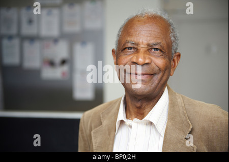 Ältere schwarze Mann lächelnd Stockfoto