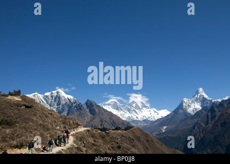 Nepal, Everest Region Khumbu-Tal, Namche Bazar. Trekker fahren Sie in Richtung Mount Everest in der Ferne für Base Camp Stockfoto