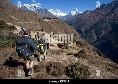 Nepal, Everest Region Khumbu-Tal, Namche Bazar. Trekker fahren Sie in Richtung Mount Everest in der Ferne für Base Camp Stockfoto