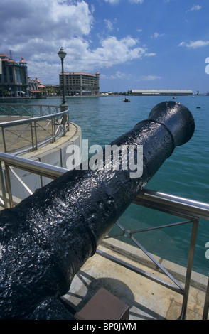 Alten Canon auf Caudon Waterfront, Port Louis Hafen angezeigt. Insel Mauritius. Indischer Ozean Stockfoto