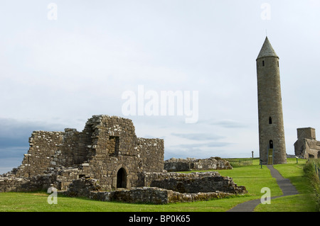 Nordirland, Fermanagh, Enniskillen. DDie Klostersiedlung und Rundturm auf Devenish Insel im unteren Lough Erne. Stockfoto