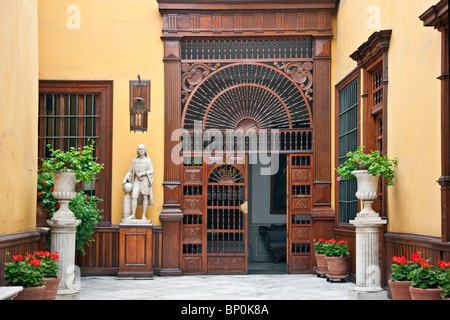 Peru. Der vordere Eingang zum Casa Aliaga, ein historisches Haus im Kolonialstil auf dem Land im Jahre 1535, Jeronimo de Aliaga gegeben. Stockfoto