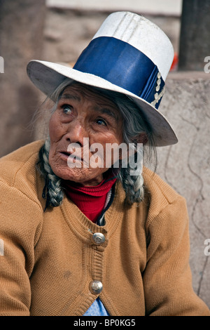 Peru. Eine alte indische Frau in Pisacs belebten Sonntagsmarkt. Stockfoto