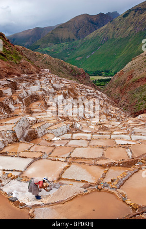 Peru, wurden die alten Salinen Salinas in der Nähe von Maras eine wichtige Quelle des Salzes seit Pre-Inka-Zeit. Stockfoto