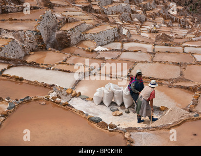 Peru, wurden die alten Salinen Salinas in der Nähe von Maras eine wichtige Quelle des Salzes seit Pre-Inka-Zeit. Stockfoto