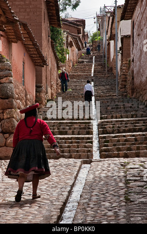 Peru, eines steilen Stein Fußgängerzonen in Chinchero, eine attraktive Anden Stadt auf einem Hügel gebaut. Stockfoto