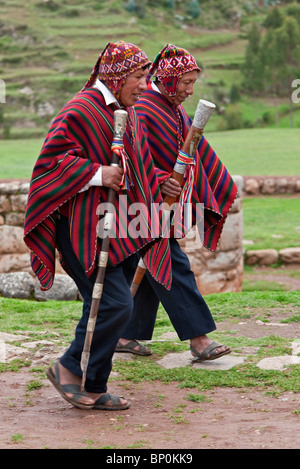 Peru, Gemeinde gewählte Vertreter, Mitarbeiter des Büros in der hand, auf gepflasterten Wegen in Chinchero schreiten Stockfoto