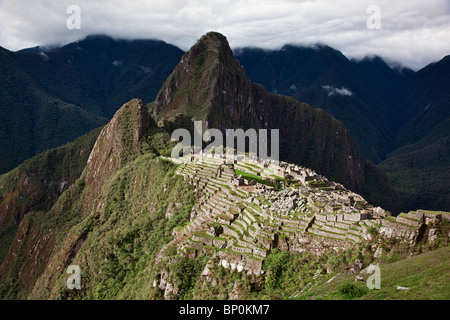 Peru, Ruinen der weltbekannten Inka Machu Picchu auf einer Höhe von 7.710 Fuß über Meeresspiegel mit dem Höhepunkt Huayna Picchu. Stockfoto