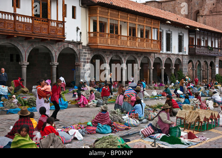 Peru, Santuranticuy Markt in den wichtigsten Platz in Cusco am Heiligabend. Artikel zum Verkauf beziehen sich auf Weihnachten. Stockfoto