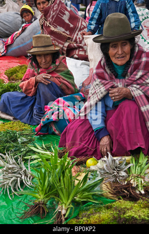 Peru, Santuranticuy Markt in den wichtigsten Platz in Cusco am Heiligabend. Artikel zum Verkauf beziehen sich auf Weihnachten. Stockfoto