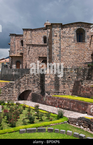 Peru, der Kirche und der dominikanischen Kloster von Santo Domingo auf Ruinen möglicherweise die reichsten C15th Inka-Tempel, Qorikancha gebaut. Stockfoto