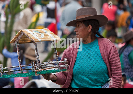 Peru, eine peruanische Frau verkauft eine Krippe am Santuranticuy Markt, alljährlich in den wichtigsten Platz in Cusco an Heiligabend. Stockfoto