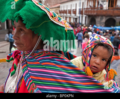 Peru, eine Frau und Kind am Santuranticuy Markt. Dieser Markt findet jedes Jahr in den wichtigsten Platz in Cusco am Heiligabend statt. Stockfoto