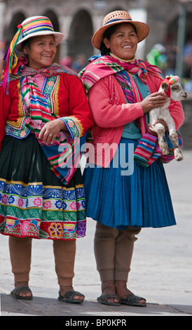 Peru, zwei indigene peruanische Frau tragen Tracht in Cusco Hauptplatz Plaza de Armas. Stockfoto