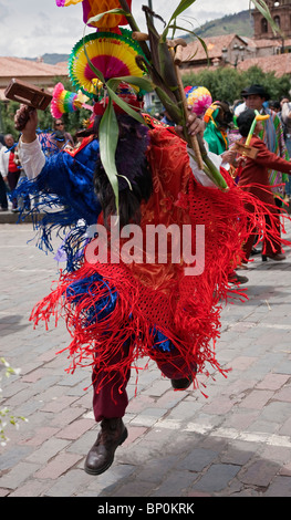 Peru, maskierte Tänzer am Weihnachtstag in Cusco s Platz, Plaza de Armas, feiert der Anden Baby Jesus, Nino Manuelito. Stockfoto