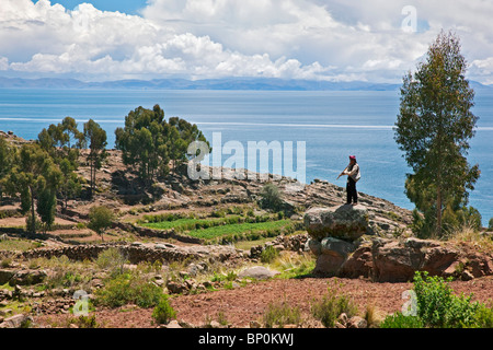 Peru, A Quechua sprechende Mann spielt seine Querflöte auf Insel Taquile. Die 7-sq-km-Insel hat eine Bevölkerung von rund 2.000 Menschen. Stockfoto