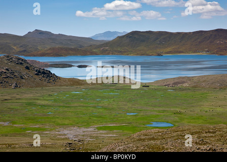 Peru, See Lagunillas liegt in der Hochebene der Anden auf einer Höhe von über 4.000 m zwischen Arequipa und Colca Canyon. Stockfoto