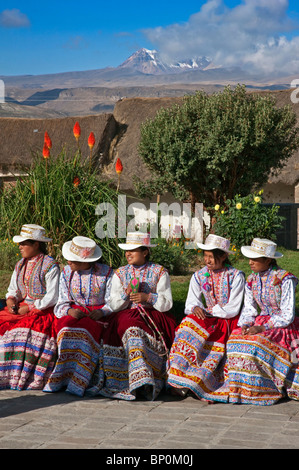 Peru, Setz die wichtigsten Platz Yanque, ein attraktives kleines Bauerndorf in den Colca Canyon Collaya Frauen. Stockfoto