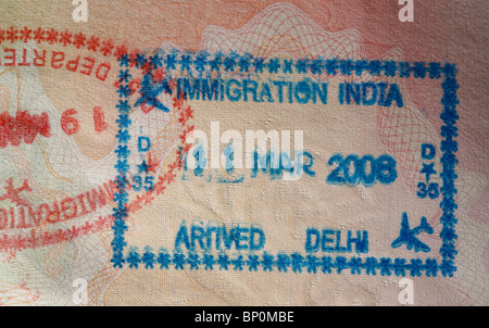 Indische Einwanderung Briefmarken in einem britischen Reisepass. Stockfoto