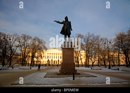 Russland, St. Petersburg; Eine Skulptur des russischen Dichters Alexander Pushkin, stehen auf Puschkinskaja Straße. Stockfoto