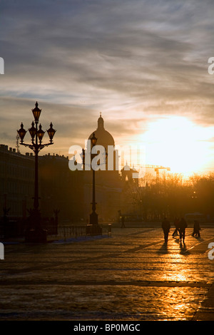 Russland, St. Petersburg; Blick über den Schlossplatz mit St.Isaac Dom-Kuppel, die Silhouette mit dem Sonnenuntergang Stockfoto