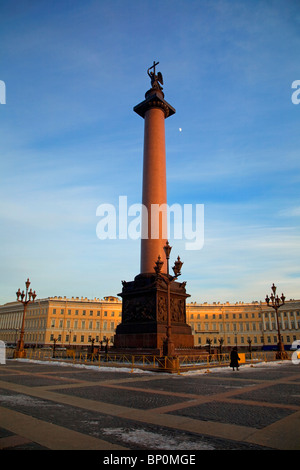 Russland, St. Petersburg; Alexander Column, stehend in Schlossplatz vor der Eremitage Stockfoto