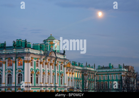 Russland, St. Petersburg; Die Staatliche Eremitage spektakuläre barockes Äußeres, entworfen von Bartolomeo Rastrelli. Stockfoto