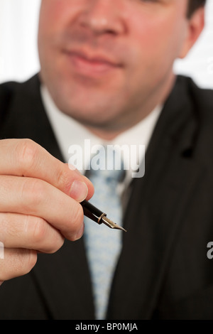 Geschäftsmann mit Füllfederhalter Stockfoto