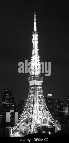 Beleuchtete Tokyo Tower in der Nacht. Schwarz und weiß. Stockfoto