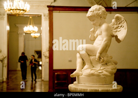 Russland, St. Petersburg; Einer ruhigen Skulptur einer Murmel "Putto" im Inneren des Eremitage-Museums. Stockfoto