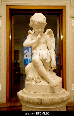 Russland, St. Petersburg; Einer ruhigen Skulptur einer Murmel "Putto" im Inneren des Eremitage-Museums. Stockfoto