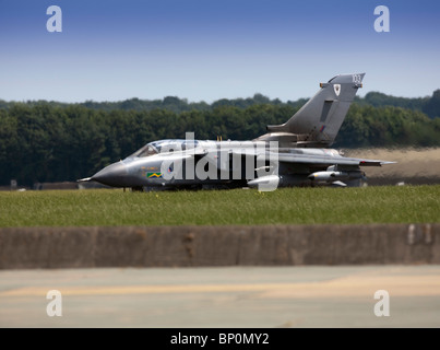 Tornado GR4 Kampfjet Flugzeug abheben von RAF Marham in Norfolk, eine der Grundlagen von der Schließung unter die Verteidigung bedroht Stockfoto