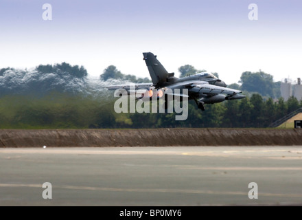 Tornado GR4 Kampfjet Flugzeug abheben von RAF Marham in Norfolk, eine der Grundlagen von der Schließung unter die Verteidigung bedroht Stockfoto