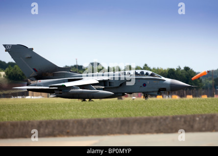 Tornado GR4 Kampfjet Flugzeug abheben von RAF Marham in Norfolk, eine der Grundlagen von der Schließung unter die Verteidigung bedroht Stockfoto