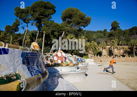 Mosaik gefliest auf geschwungenen Balkon im Park Güell von Antoni Gaudi, Barcelona, Spanien Stockfoto