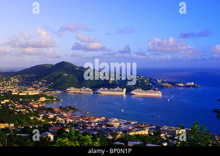 Kreuzfahrtschiffe in Charlotte Amalie St. Thomas US Virgin Islands, Karibik. Stockfoto