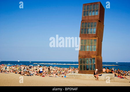 Rebecca Horn «s Skulptur «The Wounded Star «(L «Estel Ferit) am Strand von Barceloneta. Barcelona. Spanien Stockfoto