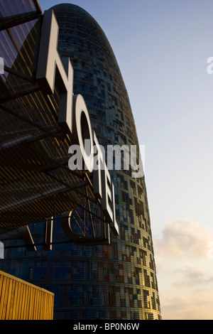 Agbar-Turm, 142m Wolkenkratzer von Architekt Jean Nouve, an Platz, Barcelona, Spanien Stockfoto