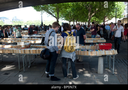 Menschen, die ein Spaziergang durch den Büchermarkt auf der Southbank in London Stockfoto