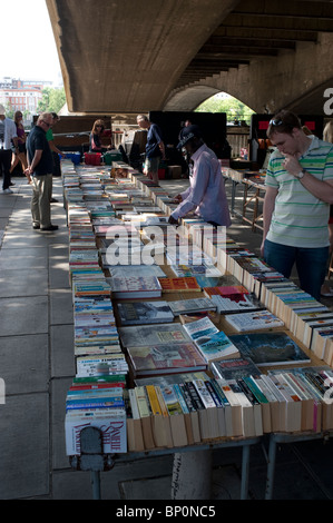 Menschen, die ein Spaziergang durch den Büchermarkt auf der Southbank in London Stockfoto