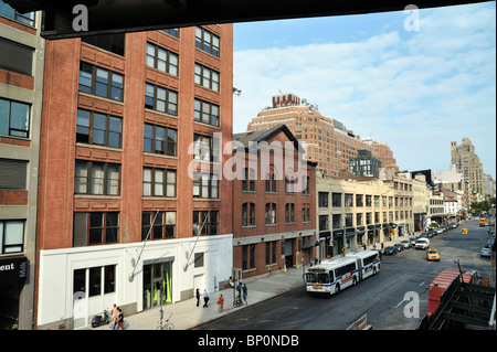 Auf der Suche nach Osten an der West 14th Street, aus der High Line Park, New York, NY, USA Stockfoto