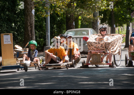 Kinder und Erwachsene teilnehmen in einer Nachbarschaft Seifenkistenrennen im Stadtteil Park Slope in Brooklyn in New York Stockfoto