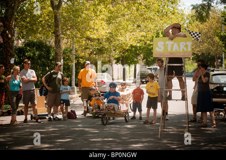 Kinder und Erwachsene teilnehmen in einer Nachbarschaft Seifenkistenrennen im Stadtteil Park Slope in Brooklyn in New York Stockfoto