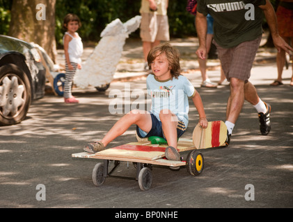 Kinder und Erwachsene teilnehmen in einer Nachbarschaft Seifenkistenrennen im Stadtteil Park Slope in Brooklyn in New York Stockfoto