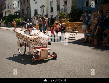 Kinder und Erwachsene teilnehmen in einer Nachbarschaft Seifenkistenrennen im Stadtteil Park Slope in Brooklyn in New York Stockfoto